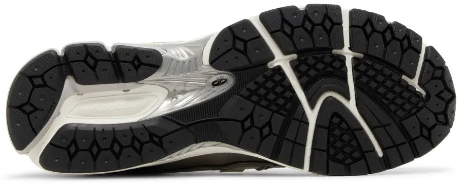 1906R 'Silver Metallic Black'