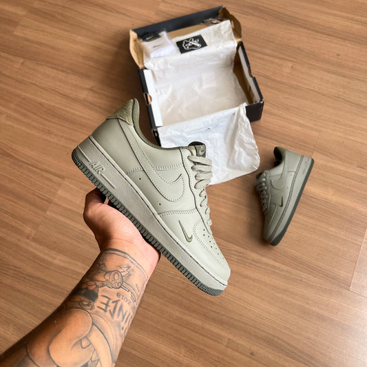 Air Force 1 '07 LV8 'Mini Swoosh Pack - Light Army' (PRONTA ENTREGA)